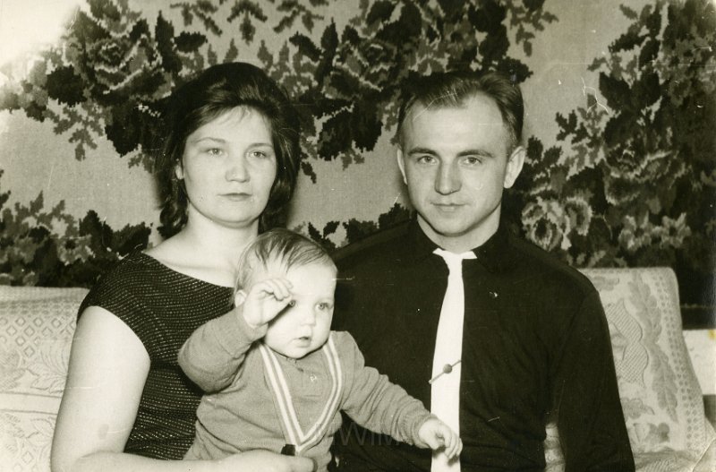 KKE 4497.jpg - Halina i Antoni Smolińscy ze swoim dzieckiem.